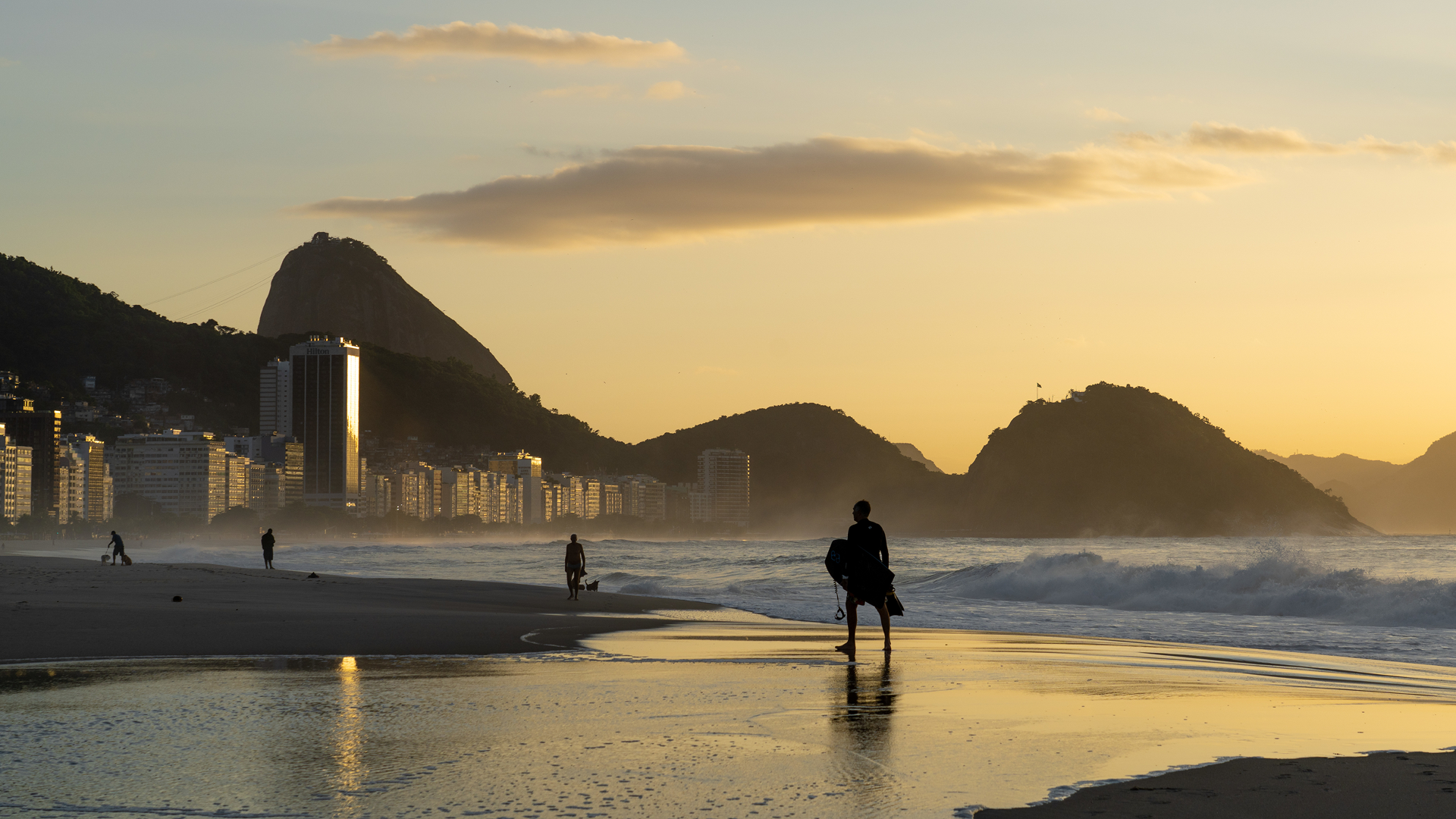 Praia de Copacabana ao amanhecer no Rio de Janeiro